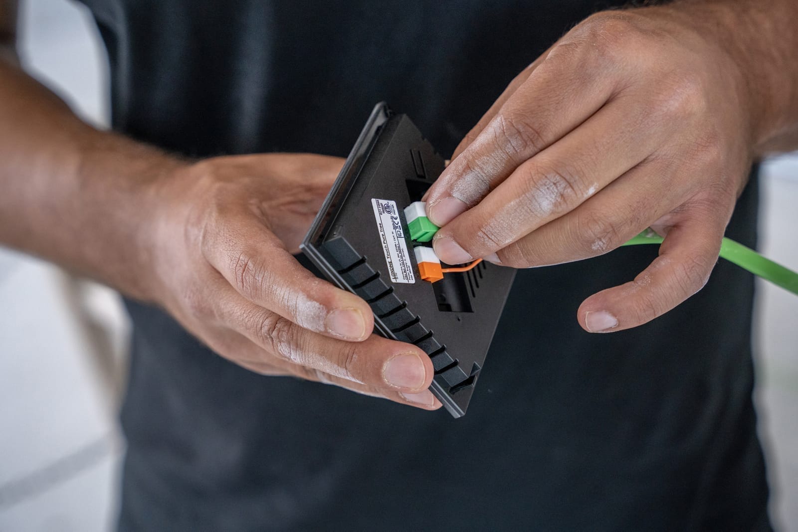 Podłączanie okablowania do włącznika Loxone Touch Pure podczas montażu instalacji
