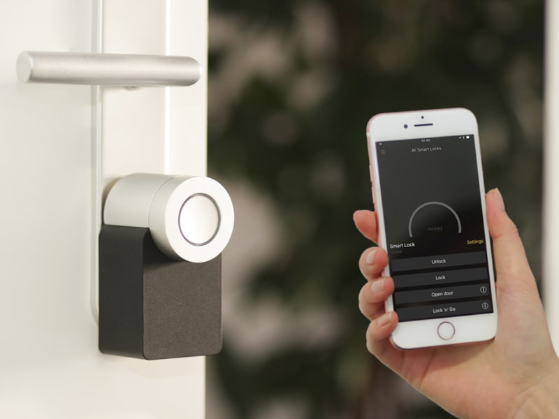 Sterowanie inteligentnym zamkiem z aplikacji — smart home Loxone od domwie.