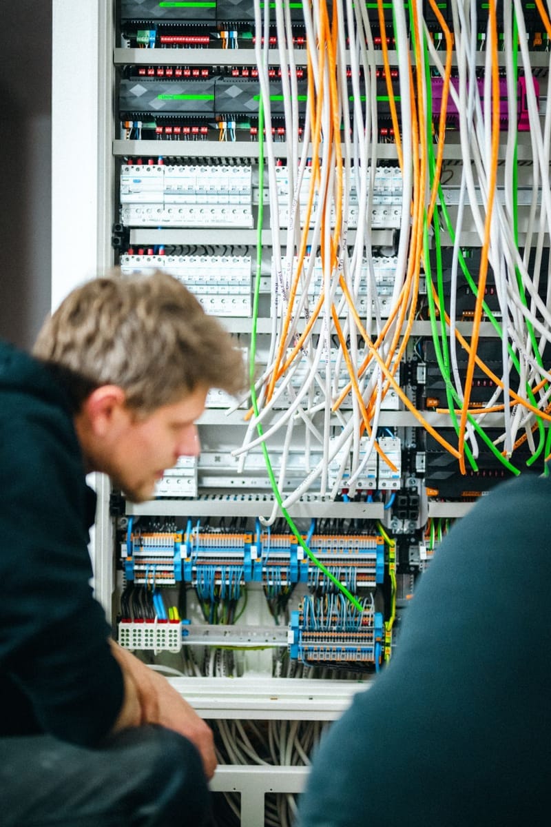 Opisane przewody i listwy zaciskowe w rozdzielnicy podczas uruchamiania instalacji